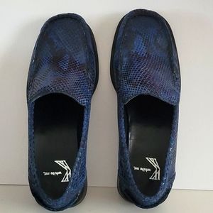 White Mountain leather snake skin loafers blue
